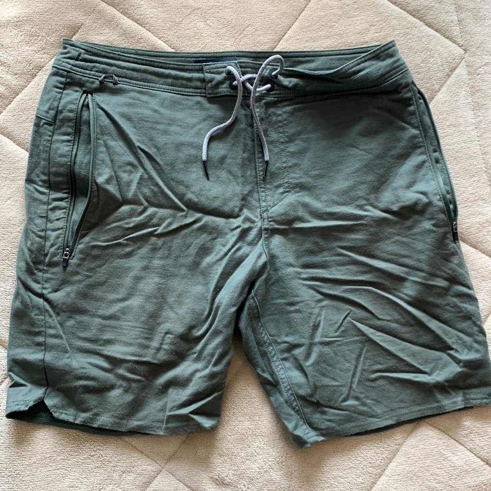 Roark army green walk shorts size 32